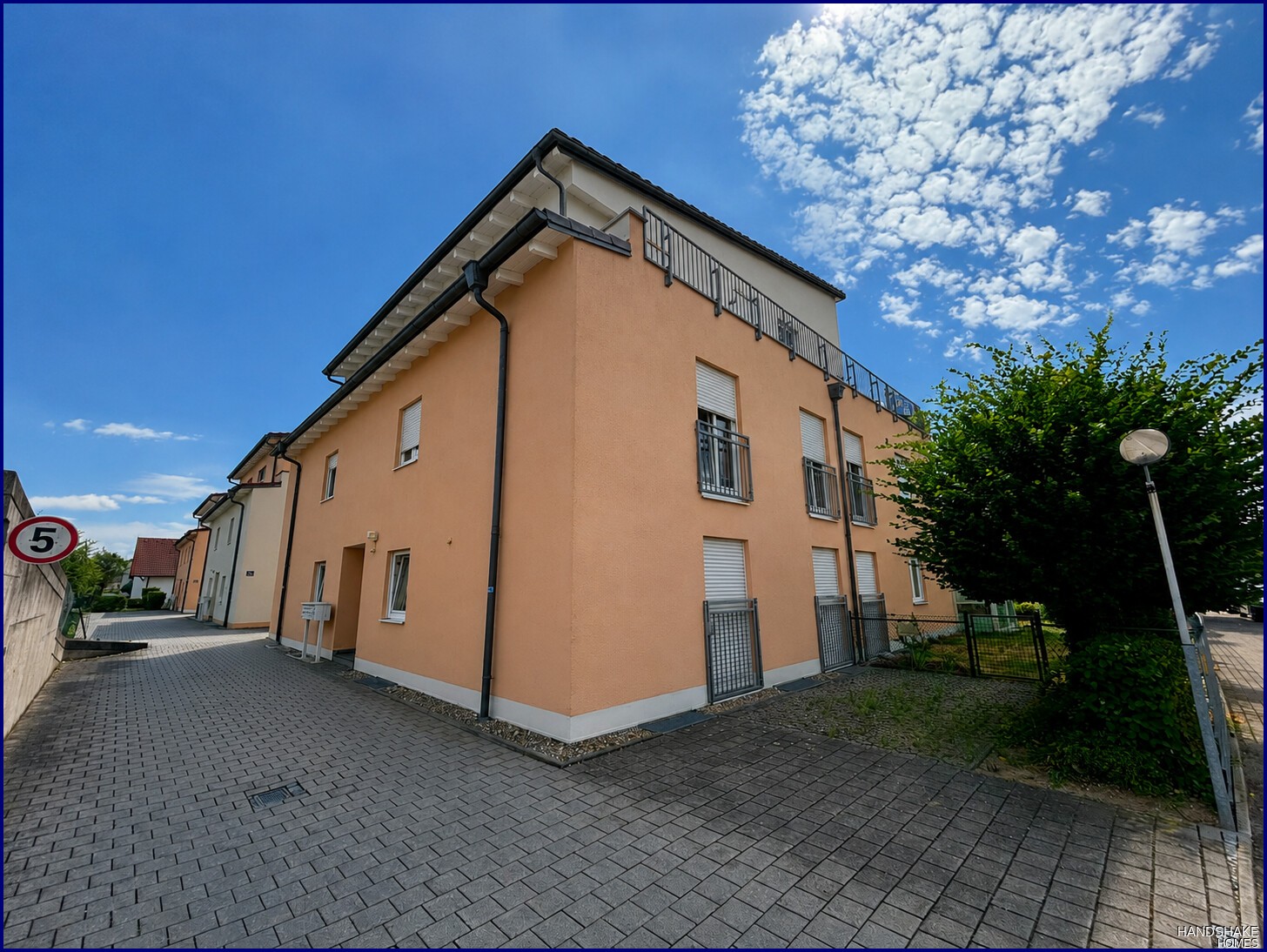 Moderne 1-Zimmer-Wohnung mit Südbalkon und Tiefgaragenstellplatz in gefragter Lage Vorschau 2