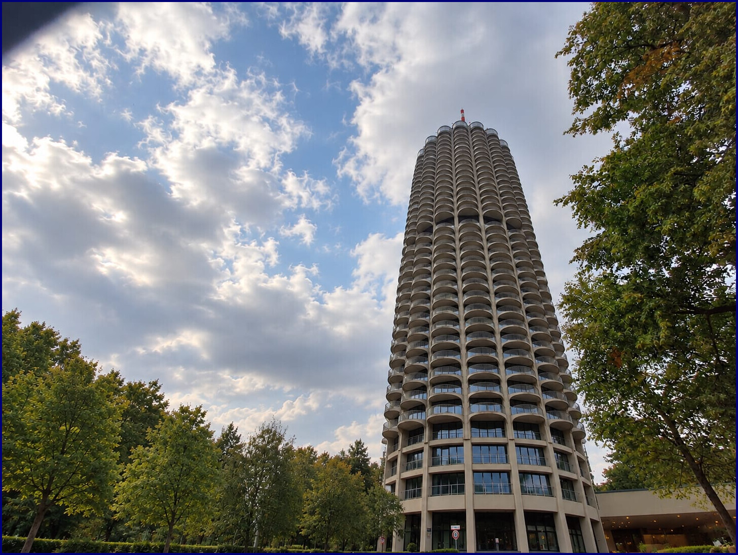 Helle 1-Zimmer-Wohnung im ikonischen Augsburger Hotelturm Vorschau 2